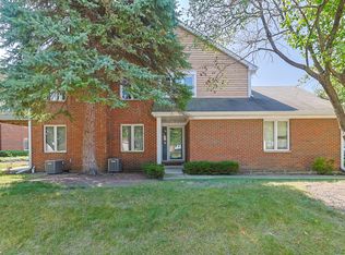 1649 Courtland Dr, Arlington Heights, IL 60004