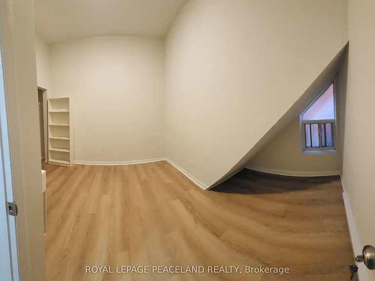 558 Spadina Cres #1 — Photo 5