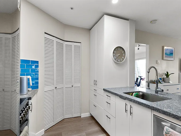 488 Kingsway #Penthouse 414 — Photo 13
