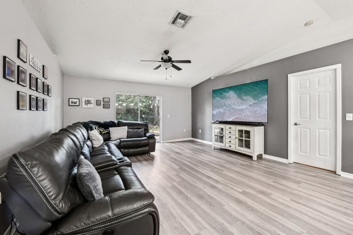 Lycastle Cir-1006-005.jpg