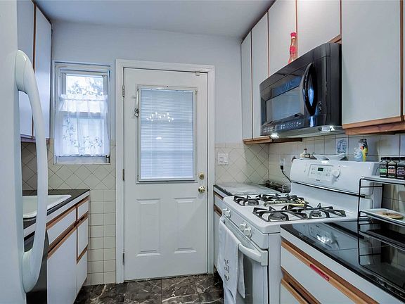 4th image of 67 Spruce St