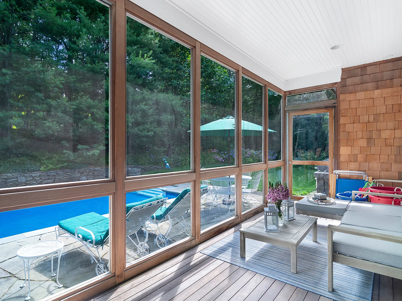 Quaint and quiet 4 BR home close to town with heated pool — Photo 4