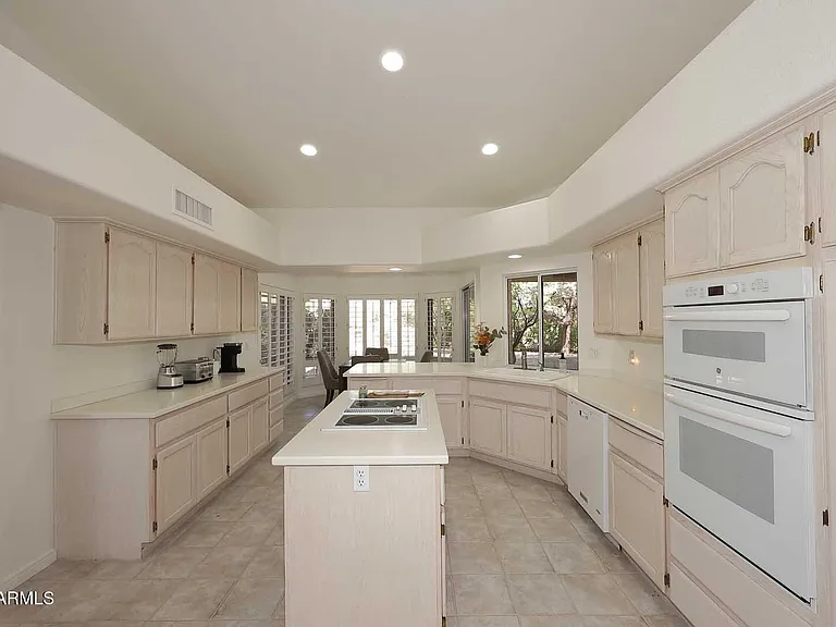 18510 E Leather Ln — Photo 15