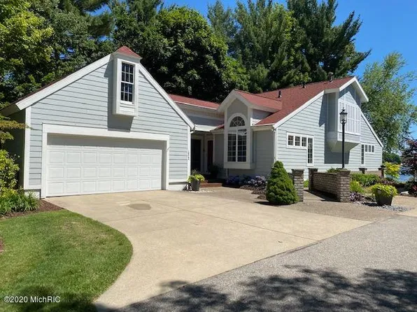 16848 Landing Dr, Spring Lake, MI 49456