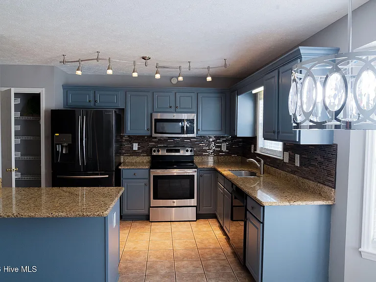 1006 Sheffield Dr — Photo 7