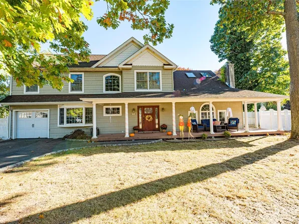 43 Hollins Lane, East Islip, NY 11730