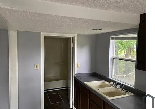 2206 Rockwell St — Photo 11