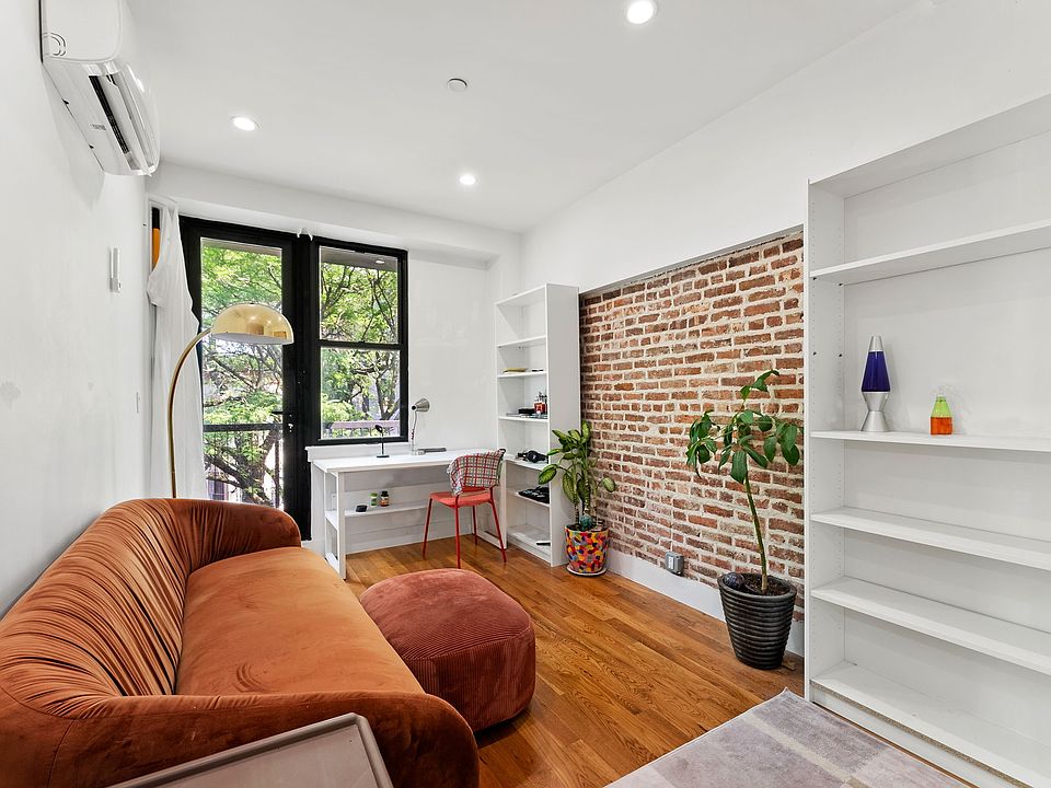 1st image of 315 Cornelia St #3