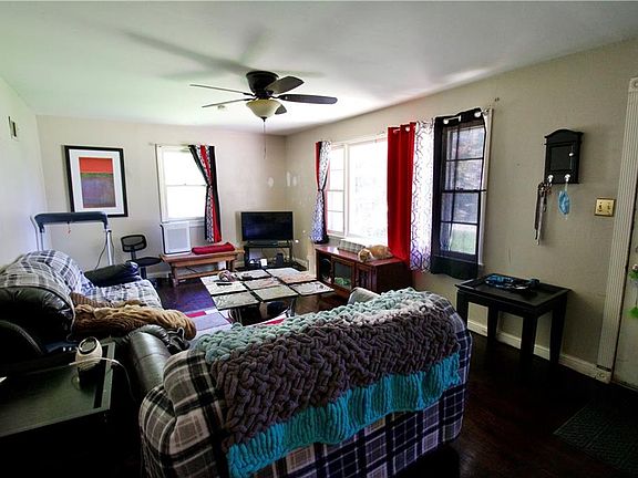 3rd image of 813 NW Zaun Ave