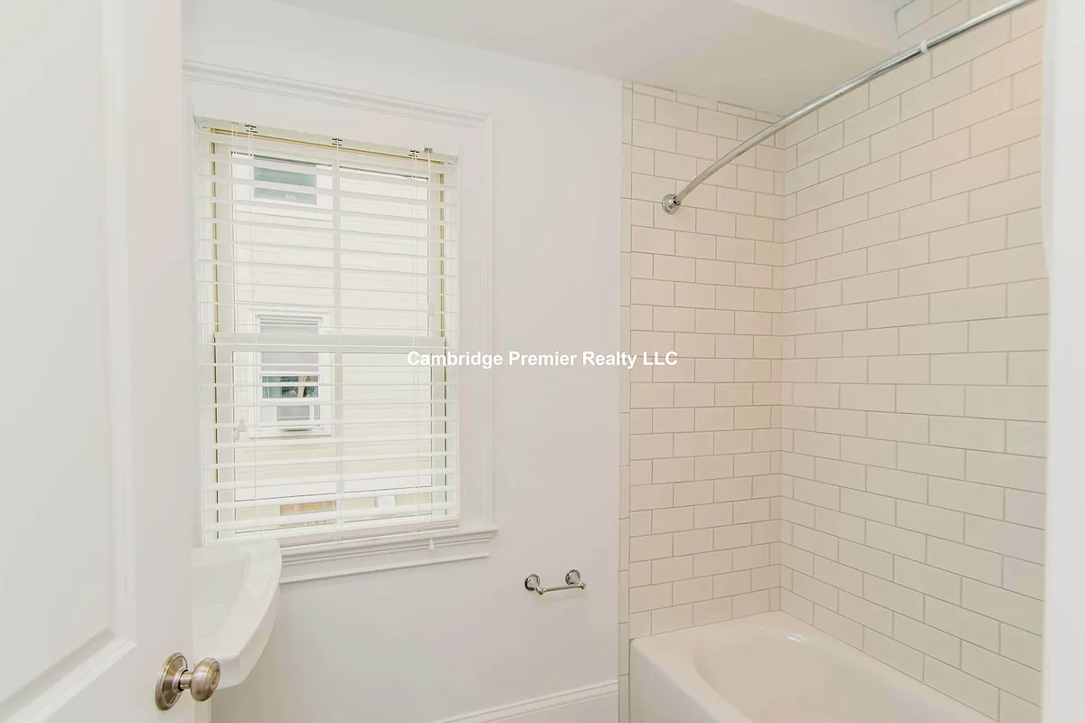 Building Photo - 126 Columbia St S #1