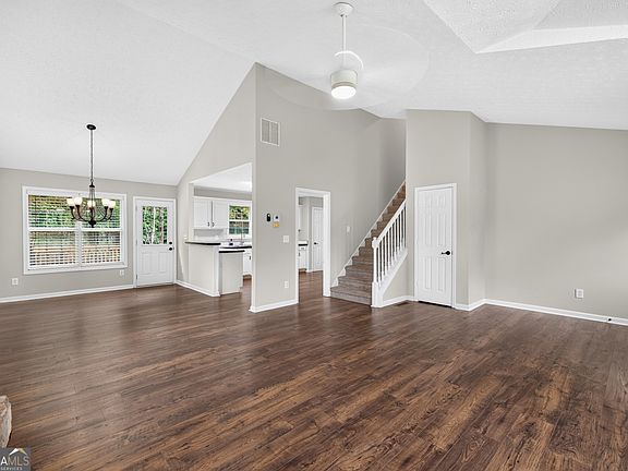4th image of 424 Southern Hills Dr