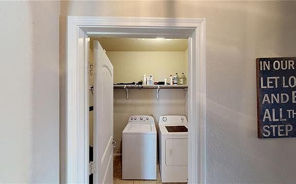 4th image of 910 English Ivy Dr