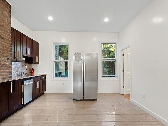 4th image of 17 Ravine Ave #2