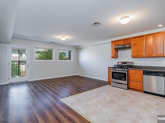 2nd image of 148 Oakwood Ave Room A