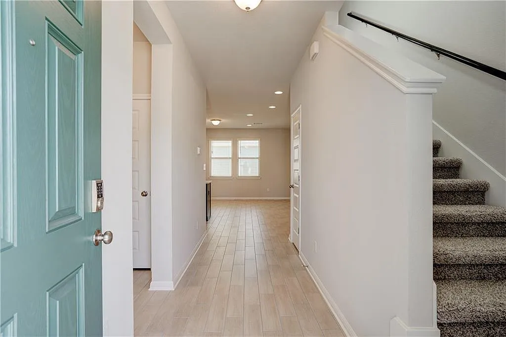 3 bed, 3.0 bath, 1356 sqft, $2,105 — Photo 2