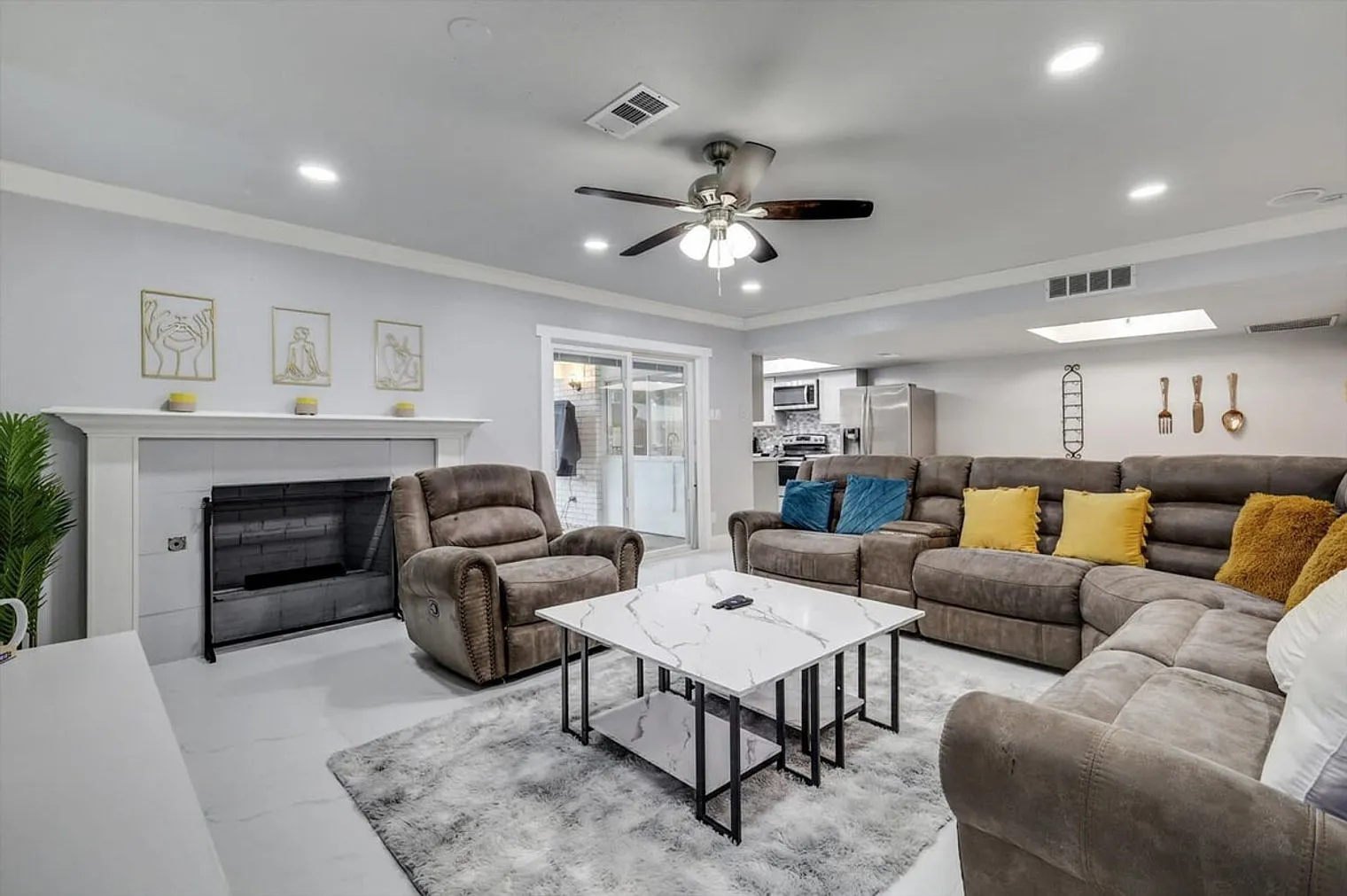 5 bed, 2.0 bath, 2518 sqft, $9,350 — Photo 2