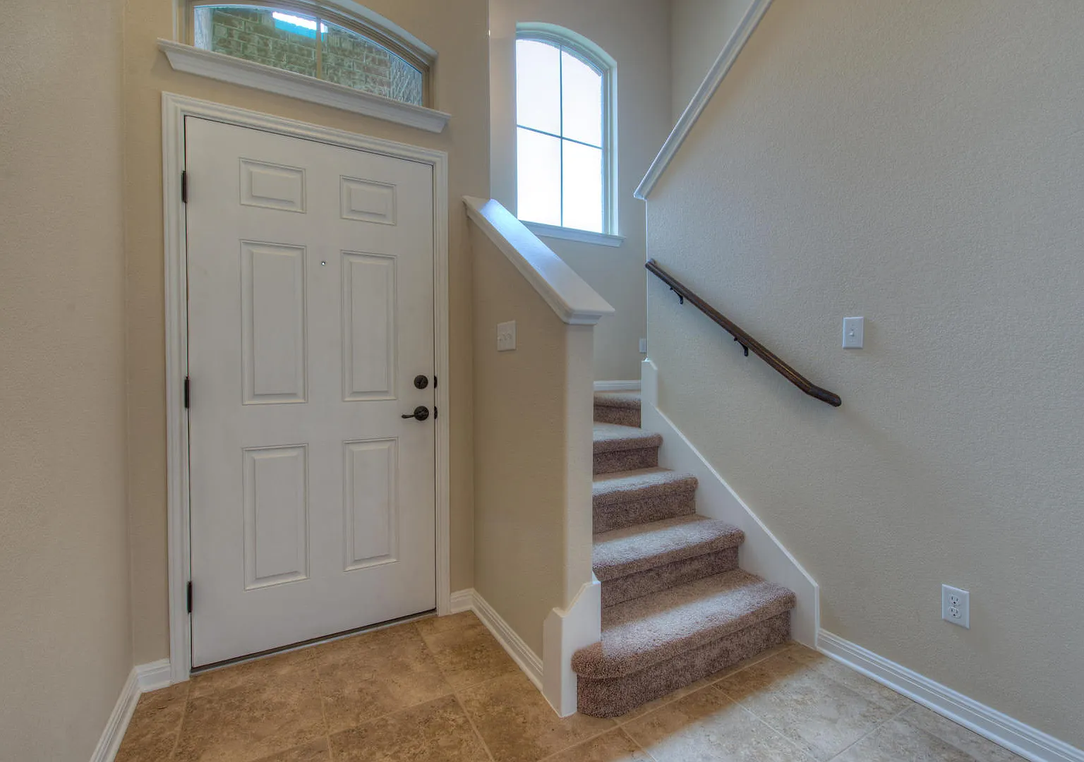 Large 4 bedroom in Gated Community — Photo 3