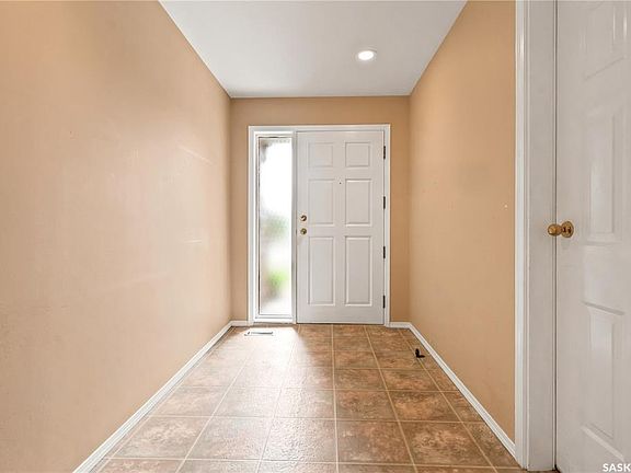 3rd image of 18 Lakeview PLACE