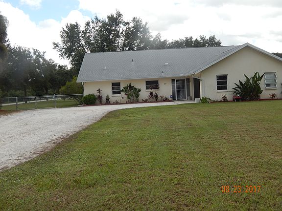 3rd image of 801 Dartmoor Cir