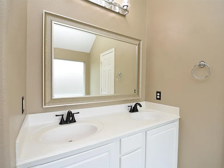 15975 Cottage Ivy Cir — Photo 29