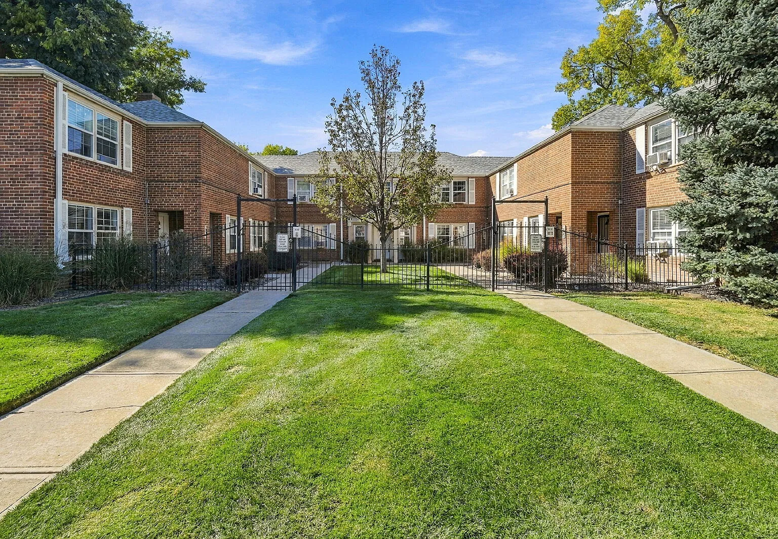 2 bed, 1.0 bath, 836 sqft, $1,905 — Photo 2