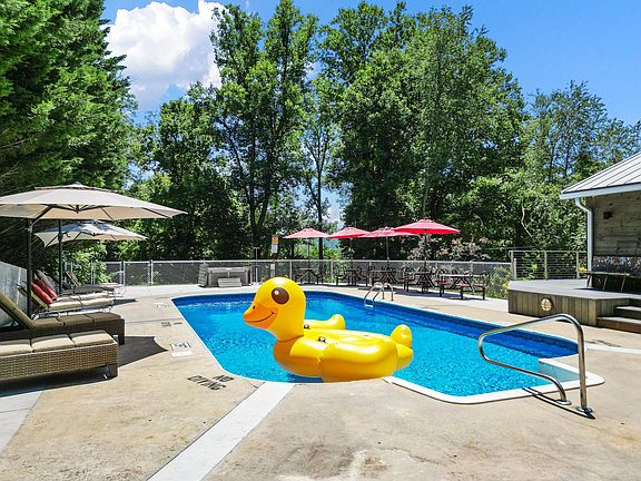 Utopia 4-6m Pool & Toys for Summer Fun on the Water!