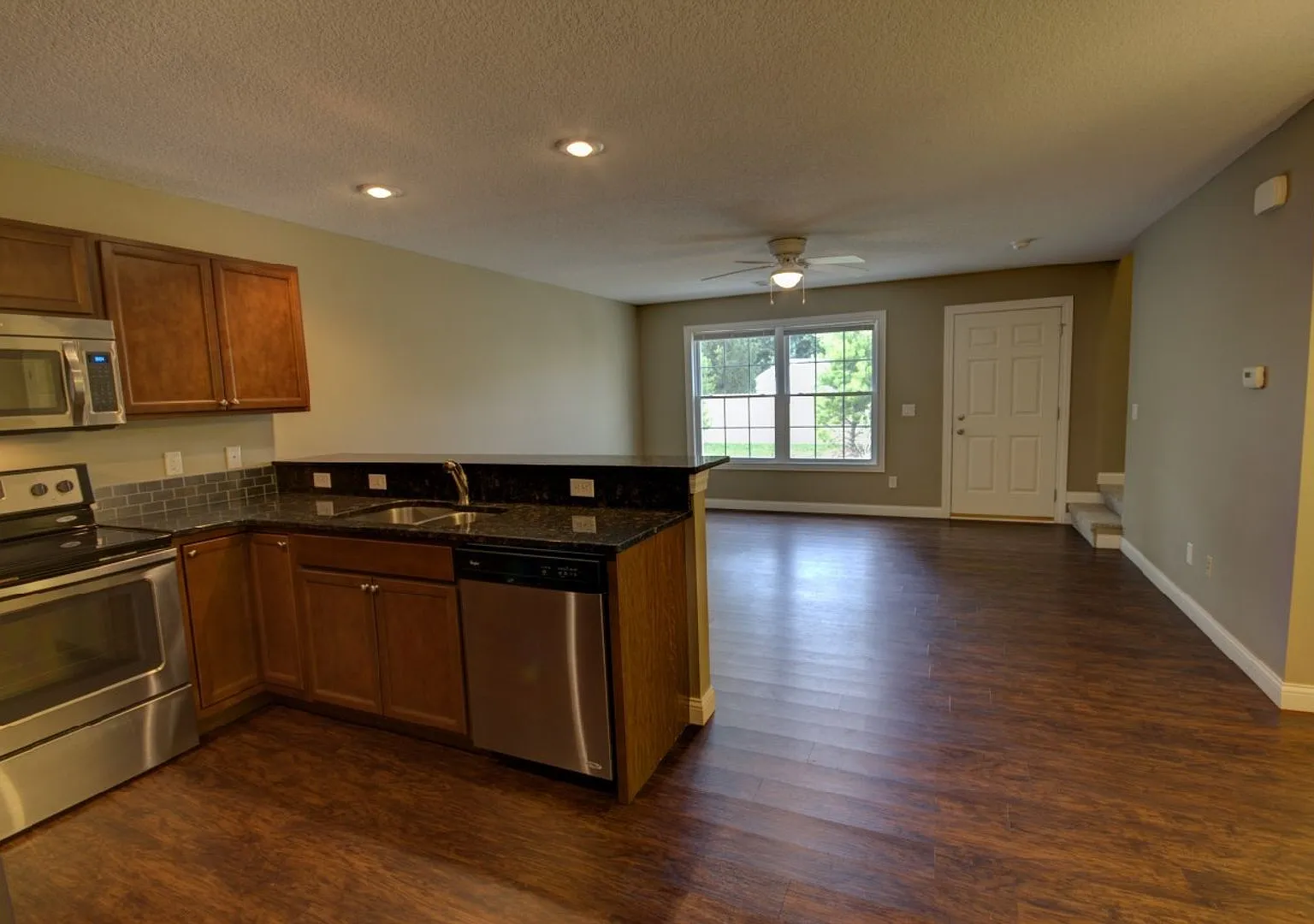 Gorgeous 3 Bedroom Townhome — Photo 4