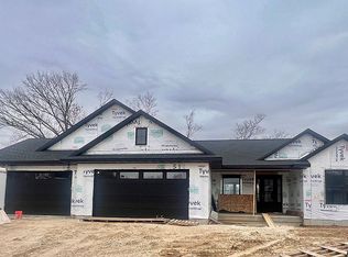 3057 Dell Ridge Ln, Hiawatha, IA 52233