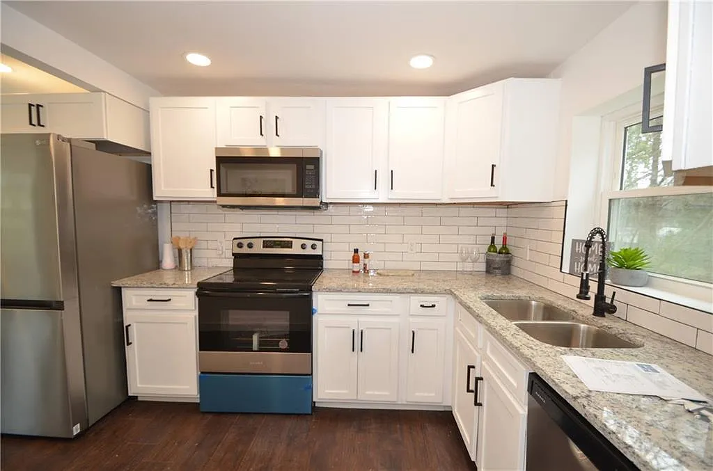 3 bed, 2.0 bath, 1160 sqft, $2,000 — Photo 4