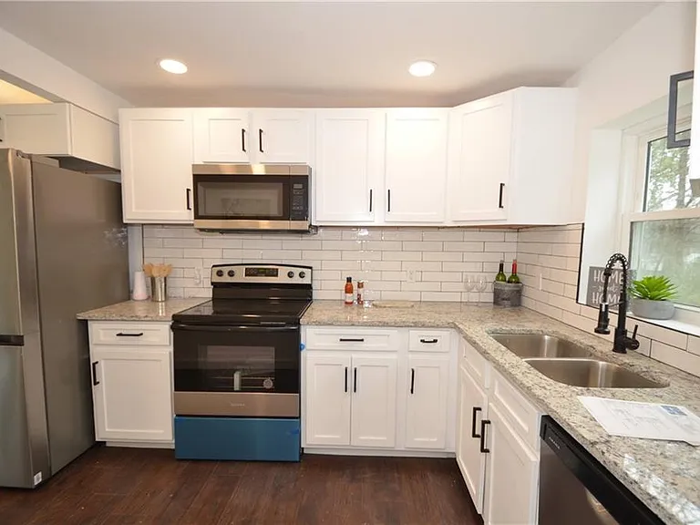 1350 Kenilworth Dr SW — Photo 4