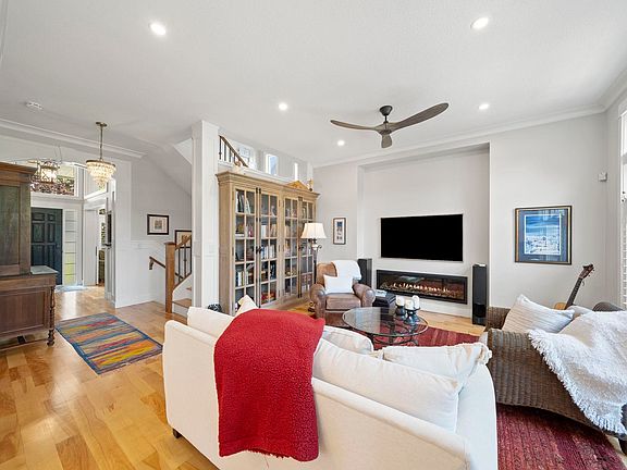 4th image of 3528 Rosemary Heights Cres