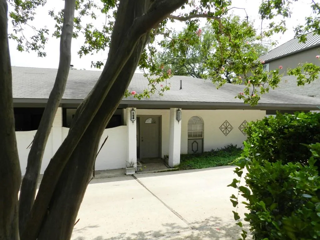 2 bed, 2.0 bath, 2444 sqft, $2,949 — Photo 1
