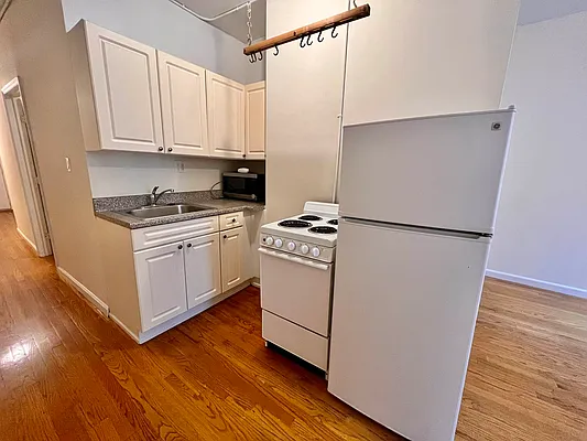 Rented by City Connections Realty | media 3