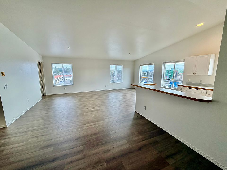 Large Living Room with DT Seattle Views