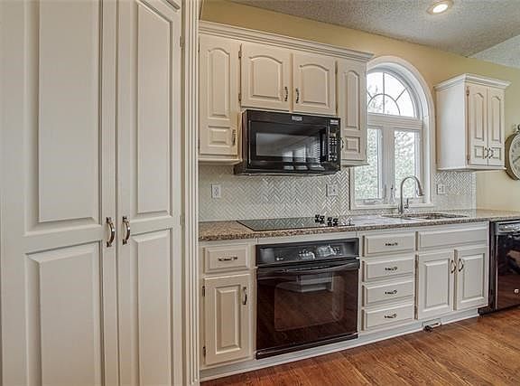 3rd image of 14011 Parkhill St