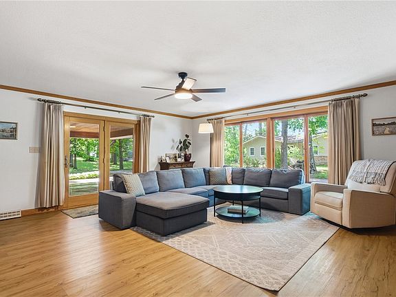 3rd image of 804 Hickory Hill Dr