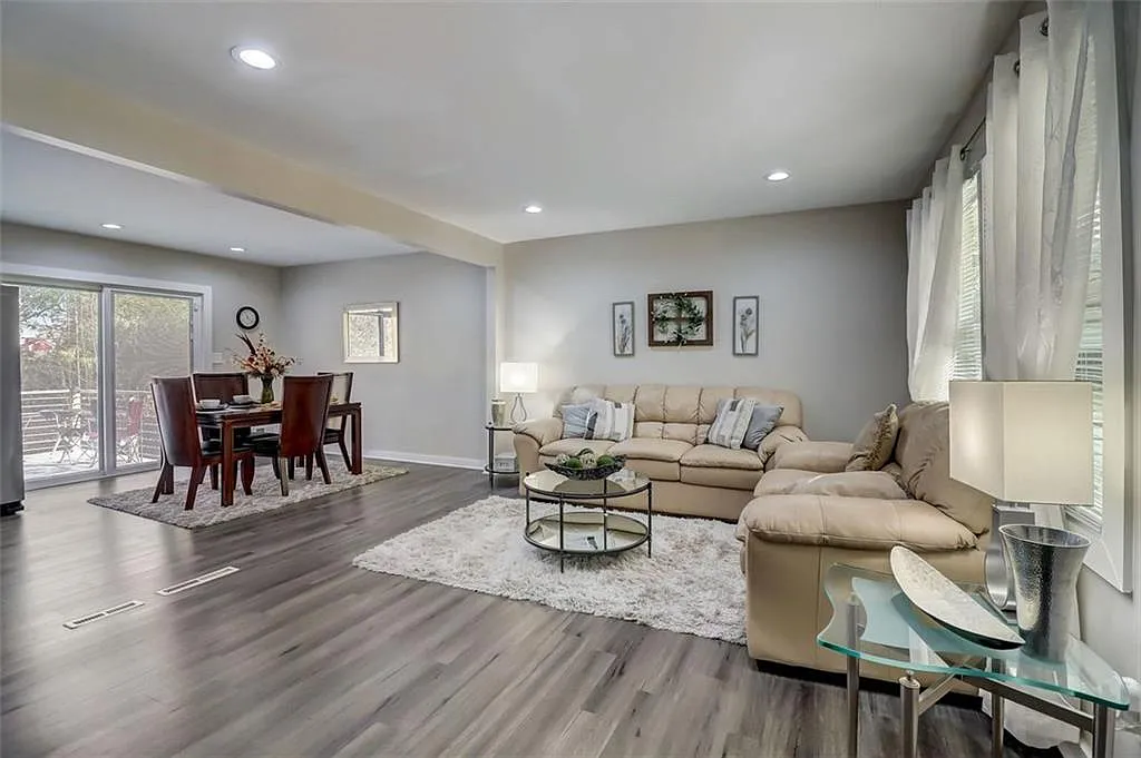 5 bed, 2200 sqft, $2,300 — Photo 4