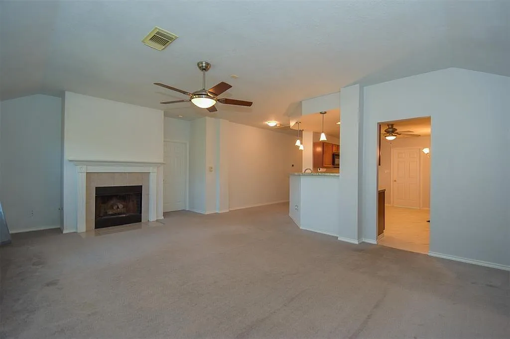 3 bed, 2.0 bath, 1905 sqft, $1,850 — Photo 3