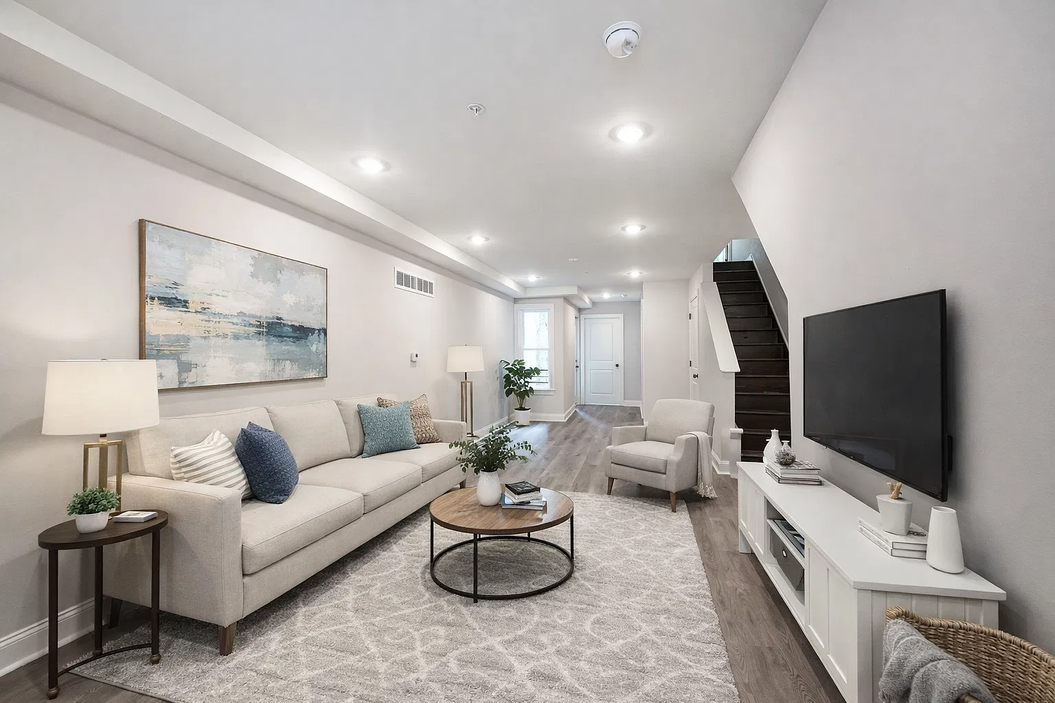 5 bed, 1700 sqft, $3,749 — Photo 2