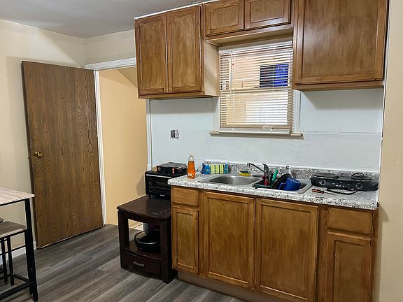 3rd image of 2839 Jarman St