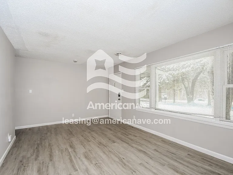 807310_003_wm_-_living_room_13574452.jpg