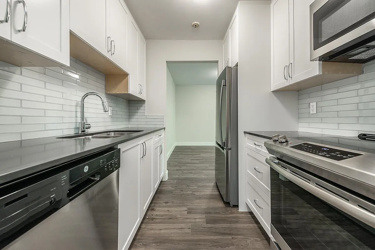 Brentwood Tower Apartments — Photo 1
