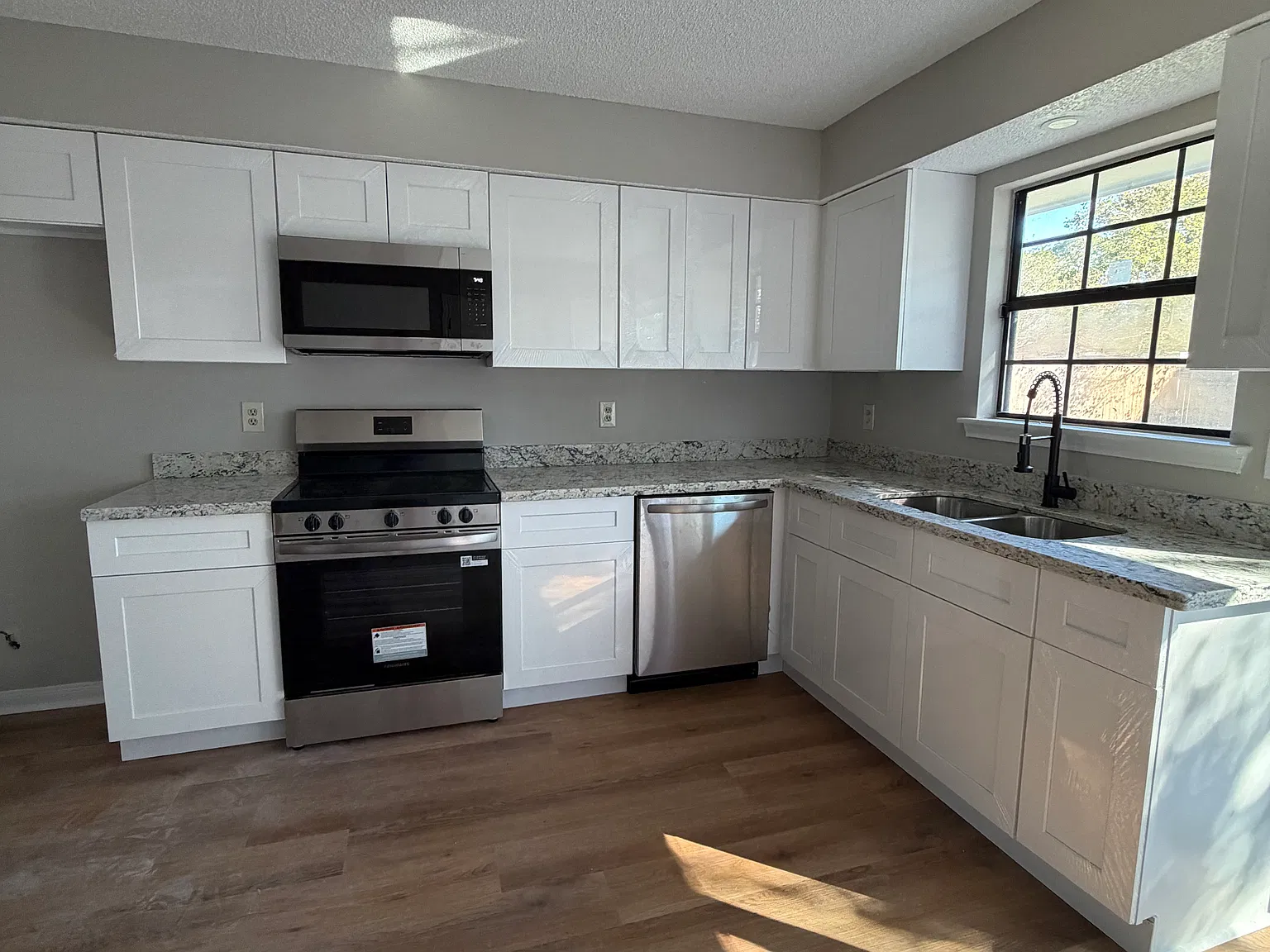 5 bed, 1700 sqft, $1,690 — Photo 2