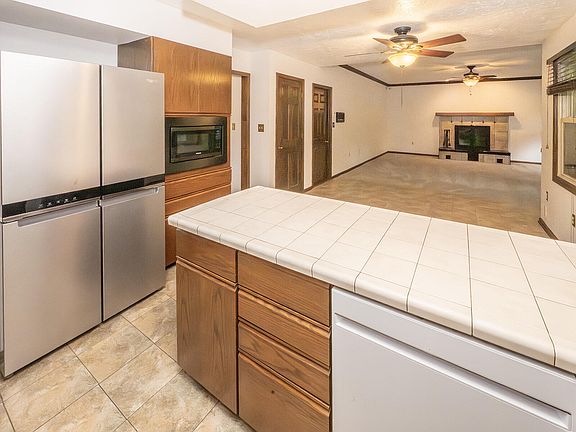 4th image of 553 Beaumont Ct