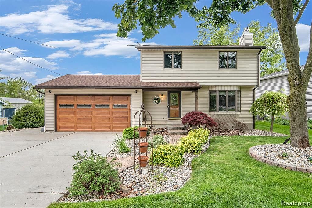2037 N Long Lake Rd, Fenton, MI 48430 Zillow