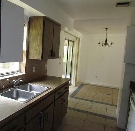 5th image of 318 Hidden Lake Dr