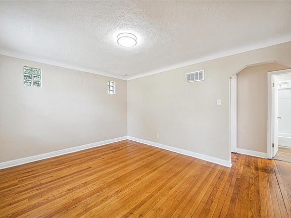 4th image of 300 Coppinger Dr
