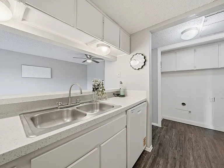 Cedar Park Apartments — Photo 39