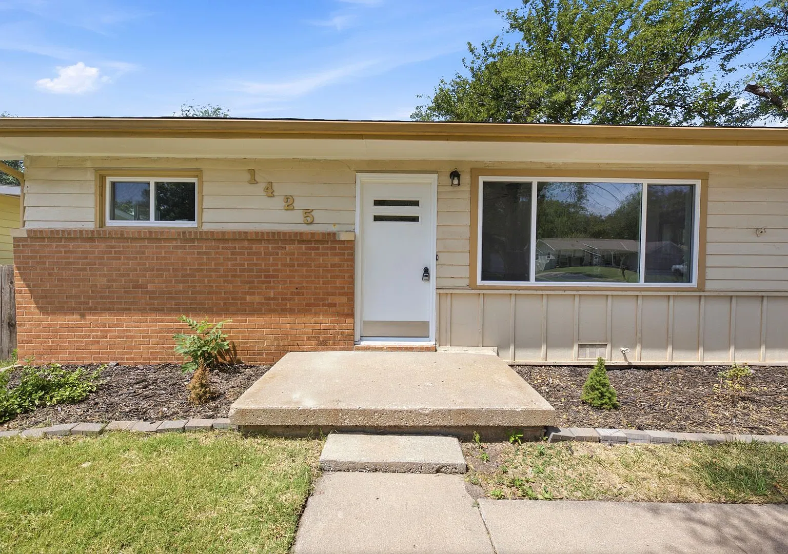 Charming 3-Bedroom Home in Derby — Photo 1