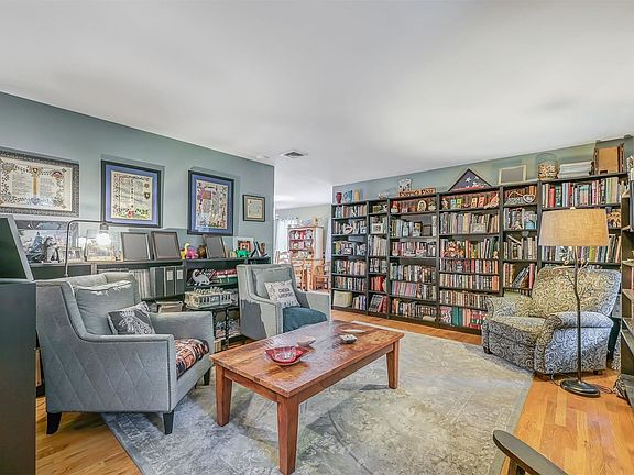 5th image of 251 Yaphank Ave